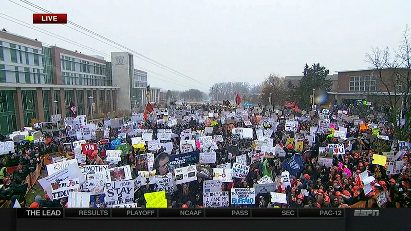 Illustration for article titled Greg Jennings Put The Team On His Back: Kalamazoo College GameDay Sign Roundup